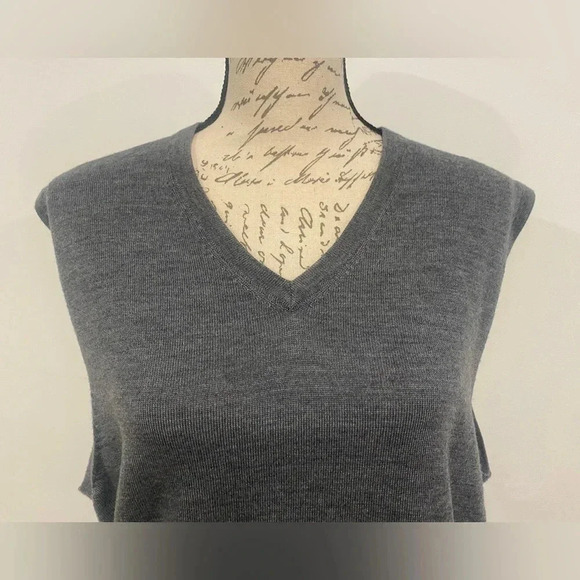 Jos. A. Bank Traveler Merino Wool Vest Sweater 100% Merino Wool size LARGE Gray - Picture 2 of 7
